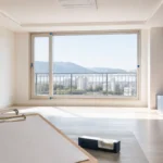 입주 전 빈 아파트의 창호와 점검 도구를 배치한 사전점검 이미지