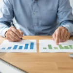 고정금리와 변동금리 주택담보대출 조건을 비교하는 모습